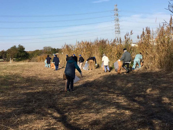 元荒川河川敷の清掃作業