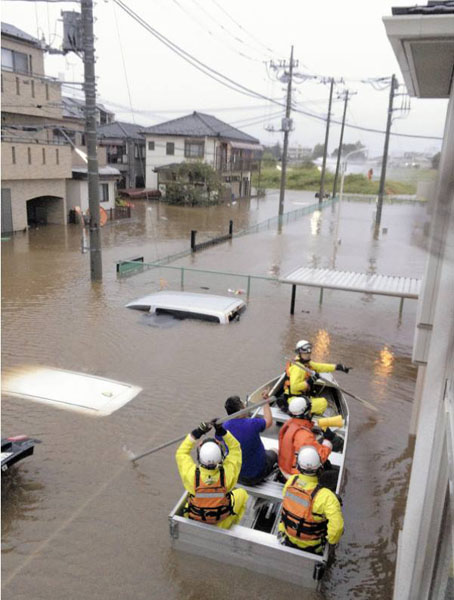 水害でボートで非難