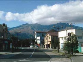 日光駅前から見る女峰山と赤薙山