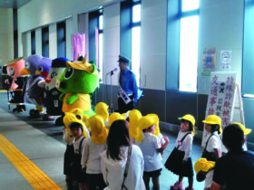 岩槻駅舎で特殊詐欺被害 交通事故防止キャンペーン