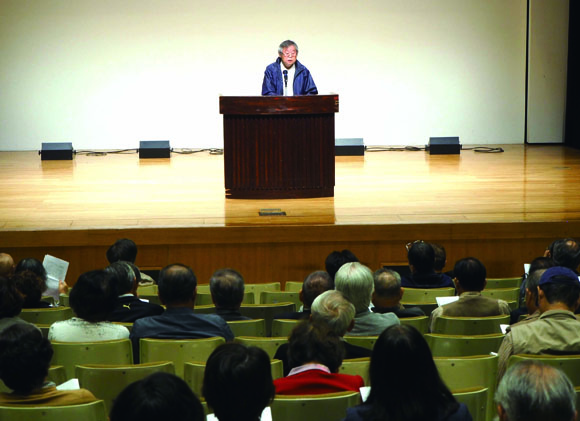 講演する飯山実氏